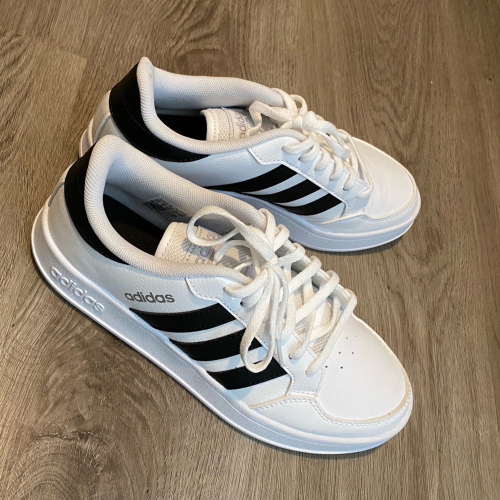 Adidas Women’s sneaker size 7.5